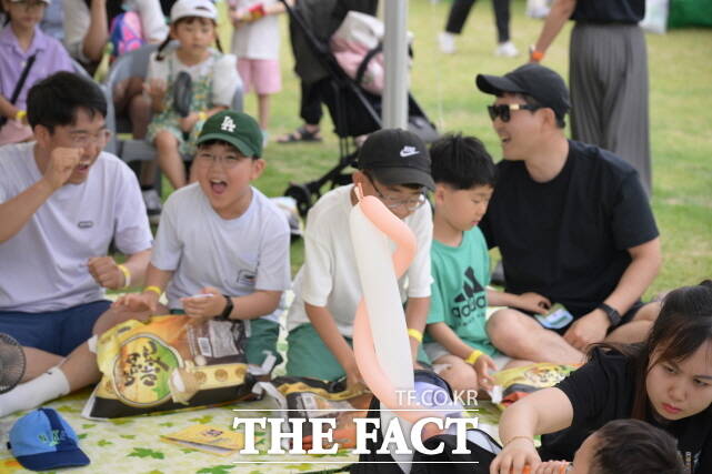 지난 25일 제2회 함께 사는 세상을 위한 가족축제가 논산시민가족공원 일원에서 800여명의 가족들이 참가한 가운데 열렸다. /논산시