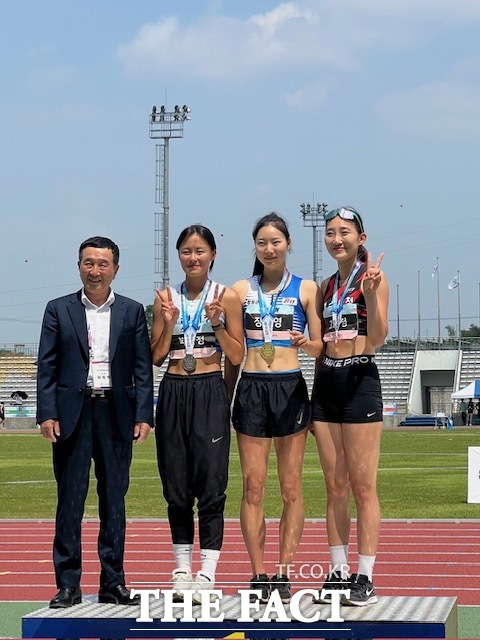 충남 청양군청 육상팀이 전남 나주에서 열린 전국 실업 육상경기선수권대회에서 금메달 4개, 동메달 1개를 획득한 가운데 높이뛰기에서 금메달을 딴 장선영 선수가 시상대에서 기념촬영을 하고 있다. /청양군