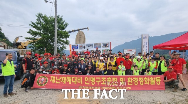 정읍시 해병대전우회는 내장저수지에서 인명구조 훈련과 환경정화 봉사활동을 실시했다. 해병대전우회원과 가족 등 300여 명이 참여해 내장저수지 주변뿐만 아니라 보트를 활용해 저수지 내 폐비닐, 부유물 등 약 3톤의 쓰레기를 수거했다. / 정읍 = 곽시형 기자