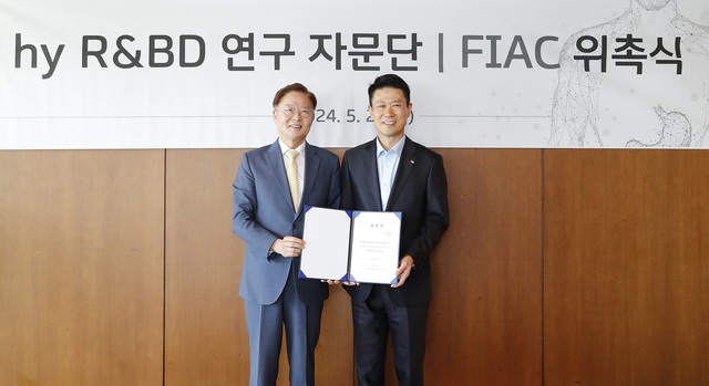 27일 서울 강남구 인터콘티넨탈 서울 코엑스에서 열린 FIAC 위촉식에서 김연수 전 서울대병원장(왼쪽)과 변경구 hy 대표이사가 기념 촬영하고 있다. /hy