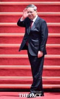  '한·일·중 정상회담' 마친 리창 총리, 중국으로 출국 [TF사진관]