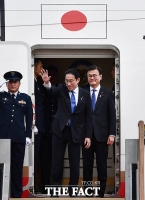  '한·일·중 정상회담' 마친 기시다 총리, 일본으로 출국 [TF사진관]