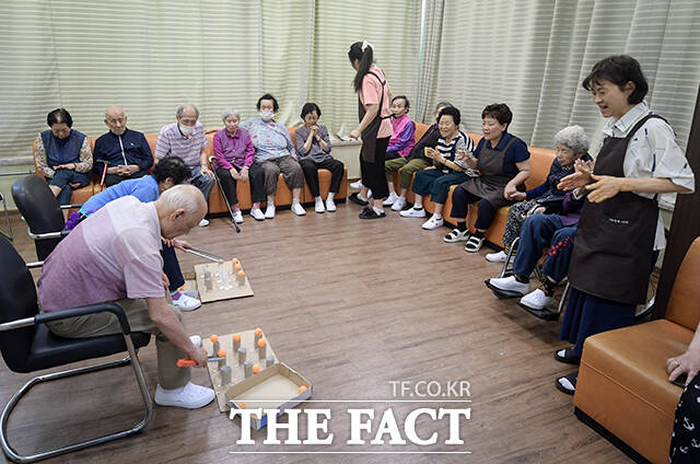 지난달 28일 오전 경기 화성시 동부케어 주간보호센터에서 노인들이 주간보호 프로그램에 참석해 탁구공을 활용한 게임을 하는 모습. /장윤석 기자