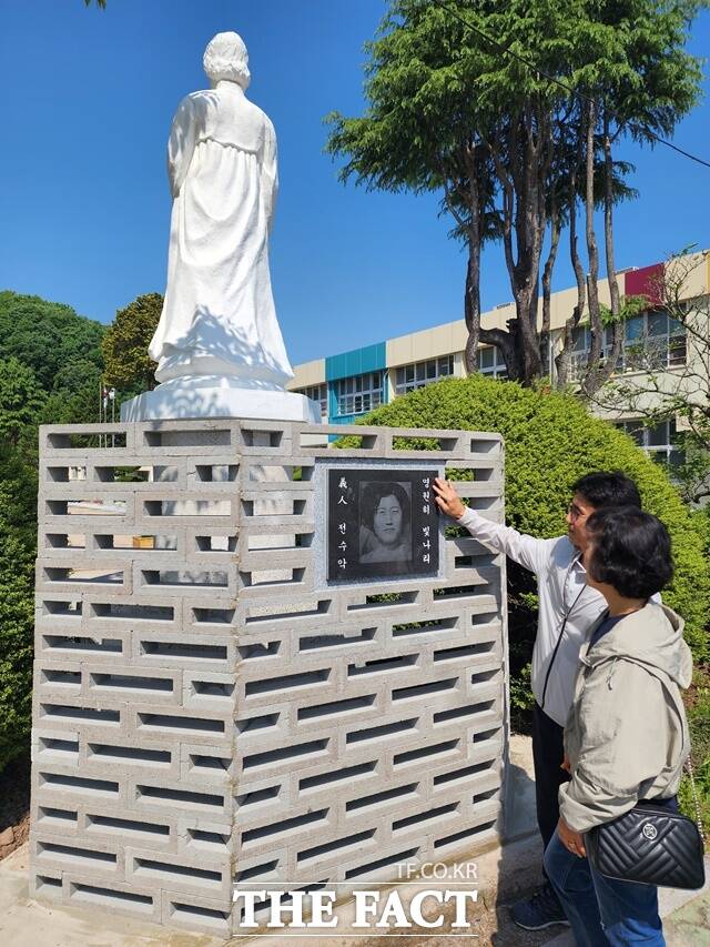 물에 빠진 어린이를 구하고 본인은 미처 빠져나오지 못해 숨진 고 전수악 여사의 추모비가 용덕초등학교에 마련됐다./의령군