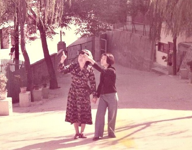 전미경(오른쪽)은 자신이 유일하게 소장하고 있던 어머니 故 윤정란(왼쪽)과 손을 잡고 찍은 사진 한장도 처음으로 공개했다. 사진 배경이 된 장소는 전미경이 초등학교를 다닌 학교 앞이다. /전미경