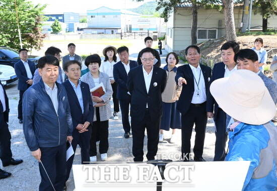 강수현 양주시장이 28일 군 미활용 부지의 활용 방안을 모색하고 봉양공업지구 도로 개설 사업의 진행 상황을 점검하기 위해 현장 간부회의를 열었다./양주시