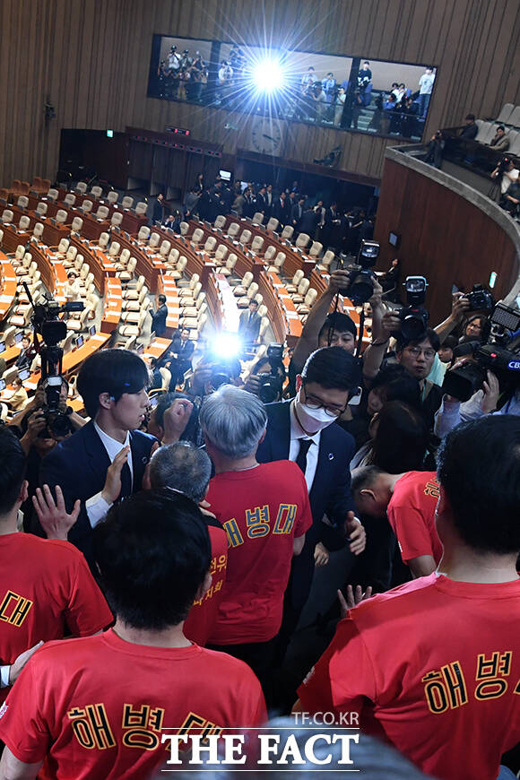 28일 오후 서울 여의도 국회에서 열린 본회의에서 해병대예비역연대 회원들이 순직 해병 수사 방해 및 사건 은폐 등의 진상규명을 위한 특별검사 임명 등에 관한 법률안 재의의 건(채상병 특검법) 재의결이 부결되자 퇴장하는 국회의원들에게 항의하고 있다. /국회=남윤호 기자