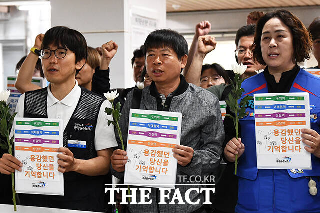 구의역 김군 참사 8주기를 맞은 28일 오전 서울 광진구 구의역 대합실에서 민주노총 공공운수노조 조합원들이 안전한 공공교통을 요구하는 재해 참사 현장 함께 돌아보기(다크투어)에 참석해 구호를 외치고 있다. /서예원 기자