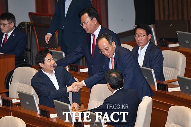 28일 오후 서울 여의도 국회에서 열린 본회의에서 순직 해병 수사 방해 및 사건 은폐 등의 진상규명을 위한 특별검사 임명 등에 관한 법률안 재의의 건의 투표가 진행된 가운데 추경호 국민의힘 원내대표(오른쪽)가 이용호 의원과 악수하고 있다. /국회=남윤호 기자