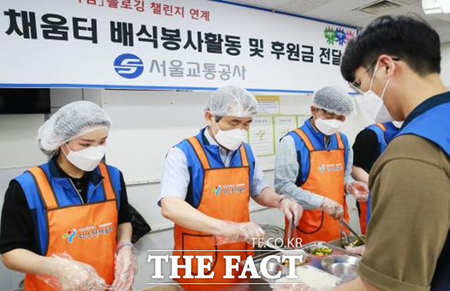 백호 서울교통공사 사장(가운데)과 임직원들이 28일 용산구 동자동 따스한 채움터에서 점심 배식 봉사활동을 하고 있다. /서울교통공사