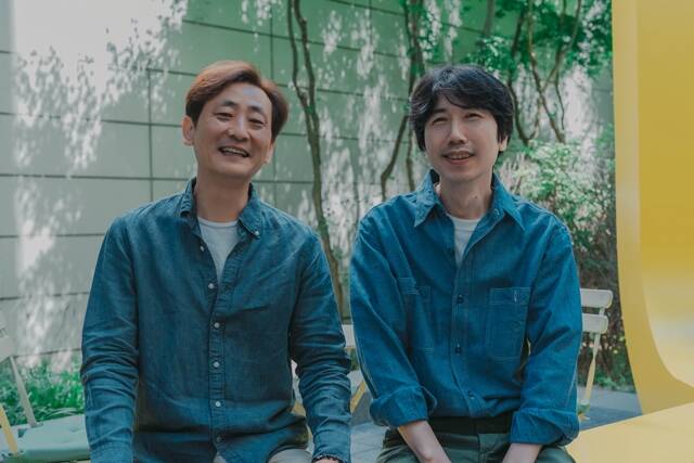 박준우 감독(왼쪽) 오수진 작가가 최근 서울 마포구 상암동 한 카페에서 <더팩트>와 만나 인터뷰를 진행했다. /ENA