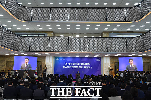 이어 새롭게 시작될 제22대 국회에선 대화와 타협을 통해 진영 정치와 팬덤 정치의 폐해를 극복하고 살아 숨 쉬는 국회를 만들어 달라고 당부.