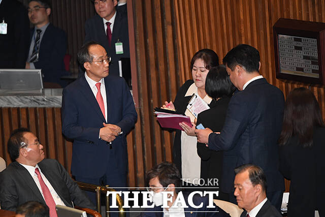 28일 오후 서울 여의도 국회에서 열린 본회의에서 순직 해병 수사 방해 및 사건 은폐 등의 진상규명을 위한 특별검사 임명 등에 관한 법률안 재의의 건의 투표가 진행된 가운데 추경호 국민의힘 원내대표(왼쪽)가 출석 의원들의 자리를 확인하고 있다. /국회=남윤호 기자