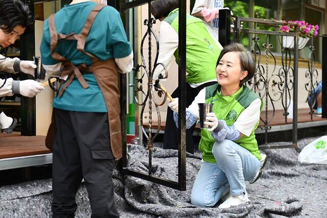 서창희 코오롱사회봉사단장(오른쪽)과 코오롱 임직원들이 지난 28일 서울 마포구 성산행복한홈스쿨에서 테라스 목재 데크 개보수 및 화단 가꾸기 활동을 벌이고 있다. /코오롱그룹