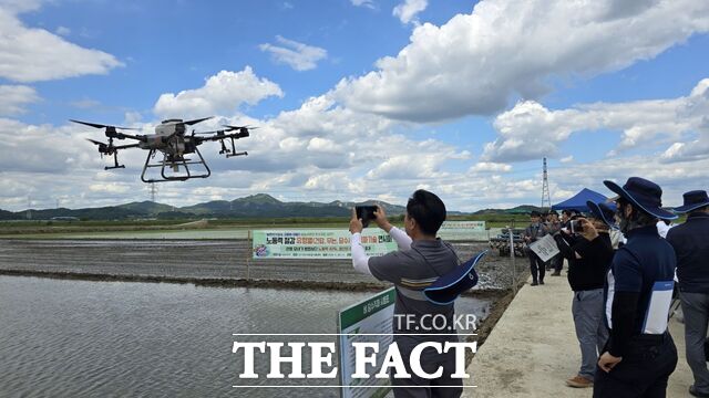 아산시 농업기술센터가 28일 직파 시범사업 참여 농가 등 50여 명이 참석한 가운데 유형별 벼 직파기술 현장 연시회를 개최하고 있다. /아산시