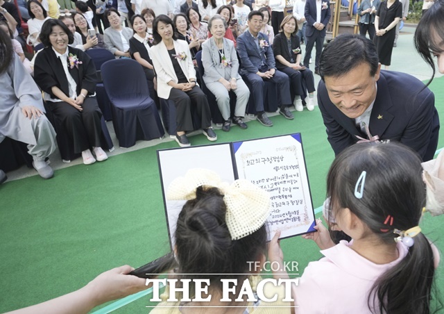 서울 성북구(구청장 이승로) 국공립 안암어린이집이 신축 어린이집으로 재탄생했다. 29일 안암어린이집 개원식에서 재원 중인 어린이가 이승로 성북구청장에게 감사장을 전달하고 있다. /성북구