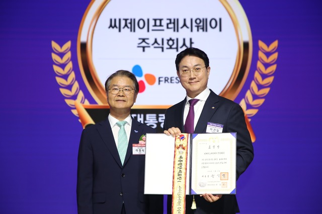 지난 28일 서울 중구 대한상공회의소 국제회의장에서 열린 2024 고용평등 공헌포상 시상식에서 이정식 고용노동부 장관(왼쪽)과 이건일 CJ프레시웨이 대표가 기념 촬영하고 있다. /CJ프레시웨이