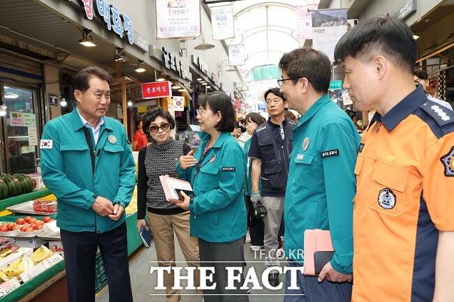 하은호 군포시장(왼쪽)이 관계자들과 함께 군포역전시장에서 합동 안전점검을 벌이고 있다. /군포시