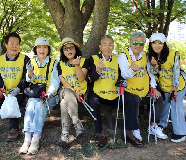 화배우 한지일 양택조 독고영재 등 배우협회 소속 150명이 서울 여의도에서 지구와 공감하는 공생 캠페인을 벌였다. 사진 왼쪽부터 고진명 엄유신 정미혜 유하식 한지일 정서임. /한지일SNS