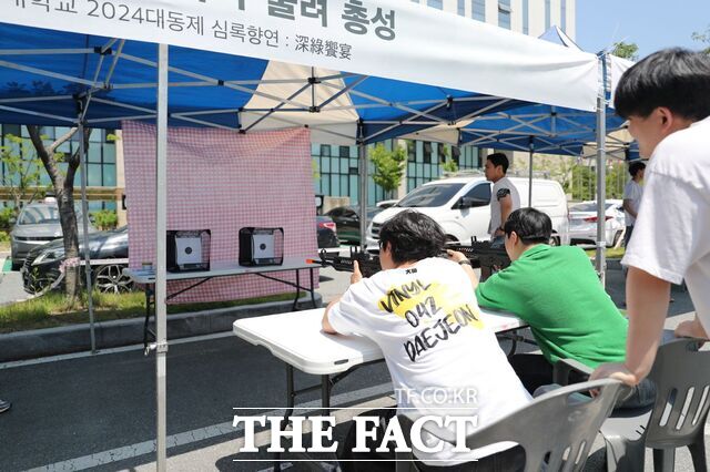 29일 한밭대 2024 대동제 축제에서 학생들이 이벤트 부스에 참여하고 있다. /한밭대