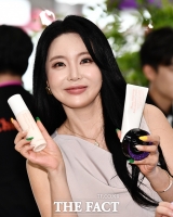  '시크블랑코 신제품' 첫 선보이는 홍진영 [포토]