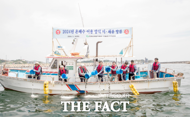 30일 한국수력원자력 한울원자력본부가 경북 울진군 죽변항에서 ‘온배수 이용 양식 어패류 방류 행사’를 진행하며 강도다리 치어를 방류하고 있다./한울본부