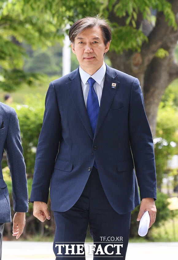 조국 조국혁신당 대표가 22대 국회 첫날, 기자회견을 위해 이동하고 있다.