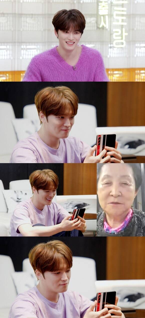 가수 김재중이 신상출시 편스토랑에서 부모님과 다정한 통화를 나눈다. /KBS