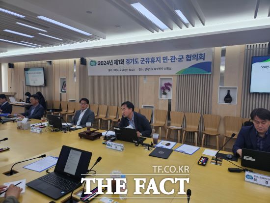 경기도는 지난 29일 의정부 북부청사에서 활용 가치 있는 군유휴지 개발 방향 설정을 위해 경기도·도의회·국방부·민간 전문가 등으로 구성된 ‘경기도 군유휴지 민․관․군 협의회’를 개최했다고 밝혔다./경기도