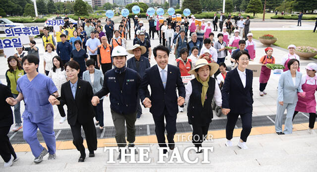 제22대 국회 개원일인 30일 오전 서울 여의도 국회에서 윤희숙 상임대표와 윤종오·정혜경·전종덕 의원이 노동자, 서민들과 함께 등원하고 있다. /국회=이새롬 기자