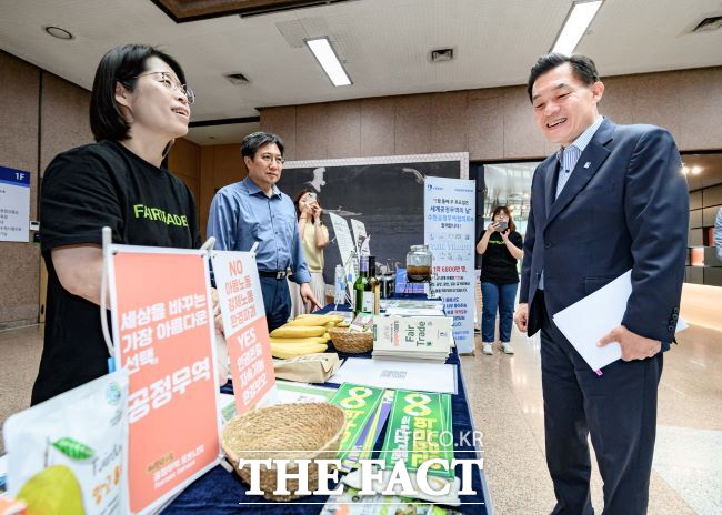 공정무역 캠페인이 열린 시청 본관 로비를 찾은 이재준 수원시장./수원시