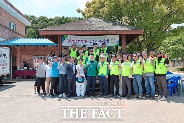 29일 당진시 건축직 공무원과 지역건축사회원들의 집수리 봉사활동 장면. /당진시