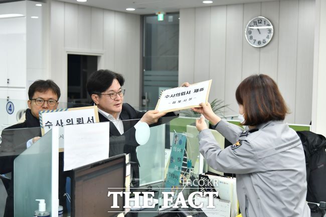 지난 3월 13일 김병수 김포시장이 악성게시글 등에 대해 김포경찰서에 수사의뢰서를 제출하고 있다./김포시