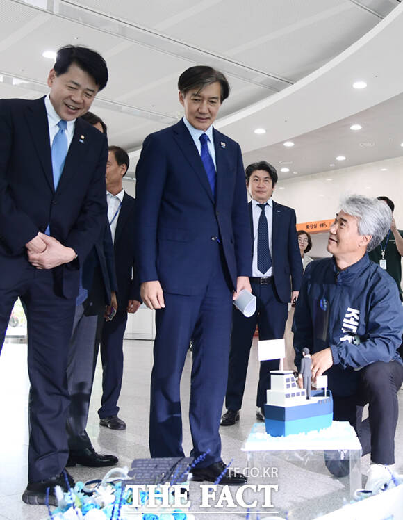 조국 조국혁신당 대표가 지지자들이 마련한 등원 선물을 바라보고 있다.