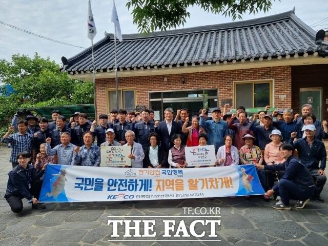 구례군은 한국전기안전공사 전남동부지사와 30일 구례군 마산면의 상사·하사마을에서 주민 100여 가구를 대상으로 전기안전토털서비스를 추진했다./구례군