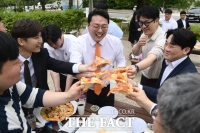  22대 국회 개원 첫날 '피자 파티'하는 개혁신당 '젊은 정당의 패기' [TF포착]