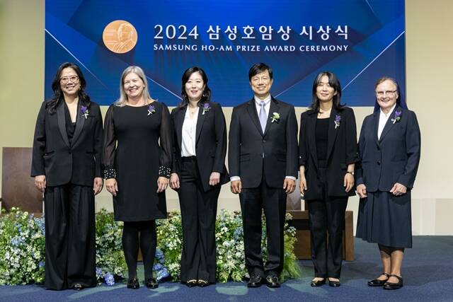 혜란 다윈 뉴욕대 교수(왼쪽부터), 킴벌리 브릭먼 미 국립표준기술연구소 연구원, 이수인 워싱턴대 교수, 피터 박 하버드의대 교수, 한강 소설가, 제라딘 라이언 아일랜드 성골롬반외방선교수녀회 수녀 등 삼성호암상 수상자들이 기념 촬영을 하고 있다. /삼성