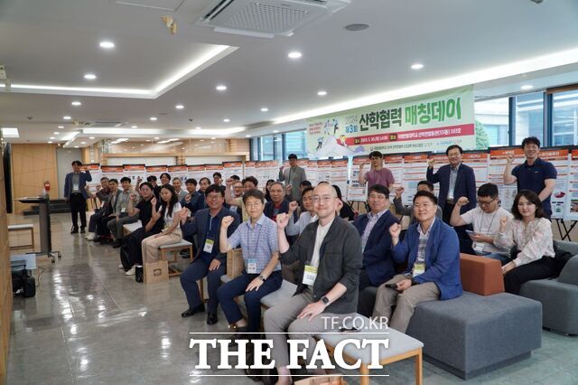 국립한밭대학교는 30일 대학과 가족회사 간 연계 프로그램인 ‘제3회 산학협력 매칭데이’를 열고 참석자들이 함께 기념 촬영을 하고 있다. /한밭대