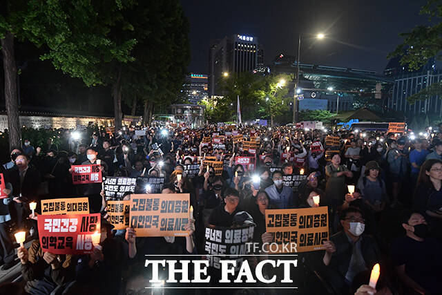 참석자들이 고집불통 의대증원 대한민국 의료사망, 국민건강 사망 의학교육 사망, 무너진 의료정책 국민도 의사도 희망 없다 등이 적힌 피켓을 들고 있다. /장윤석 기자