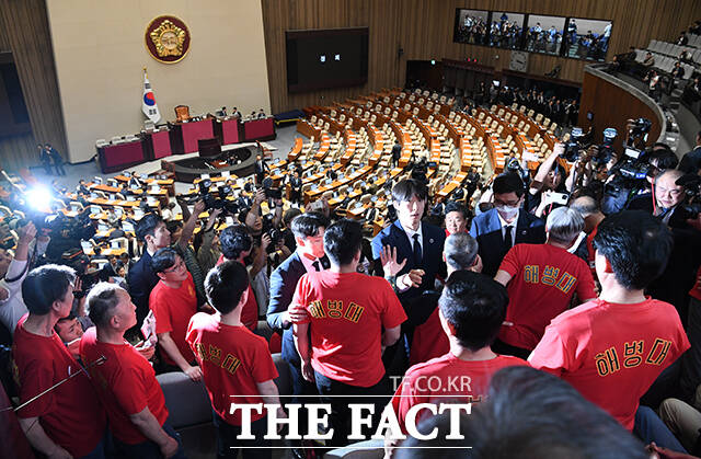 지난달 28일 국회에서 열린 본회의에서 해병대예비역연대 회원들이 순직 해병 수사 방해 및 사건 은폐 등의 진상규명을 위한 특별검사의 임명 등에 관한 법률안 재의의 건 재의결이 부결되자 퇴장하는 국회의원들에게 항의하는 모습. /남윤호 기자