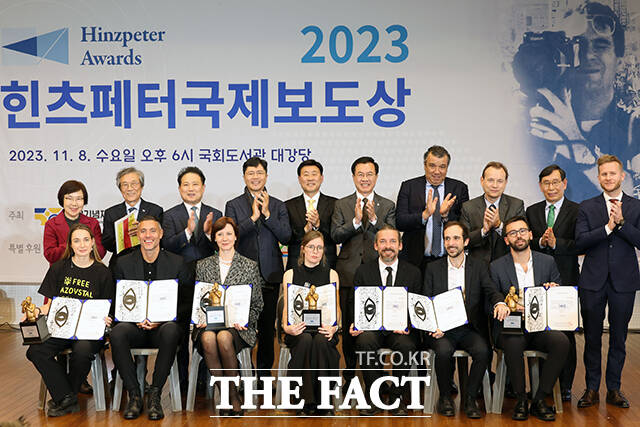 지난해 11월 서울 여의도 국회에서 열린 2023년 힌츠페터국제보도상 시상식에서 수상자들이 기념사진을 찍고 있다. /한국영상기자협회