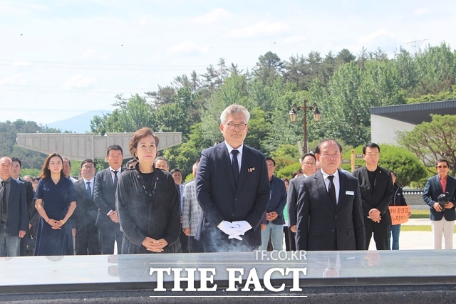 송영길 소나무당 대표가 31일 광주 국립5·18민주묘지를 찾아 당원 및 지지자들과 함께 참배하고 있다. 왼쪽에 손혜원 소나무당 비대위원장./ 광주 = 나윤상 기자