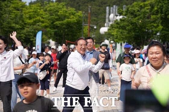 하윤수 부산시교육감은 1일 오전 부산 해운대구에 있는 장산 대천공원 일대에서 열린 역사 산책 ‘아침체인지(體仁智) 어울림 한마당’ 행사에 참석했다. /부산시교육청.