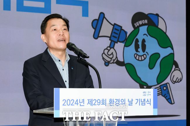 이재준 수원시장이 지난달 31일 경기대학교에서 열린 환경의 날 기념식에서 인사말을 하고 있다./수원시