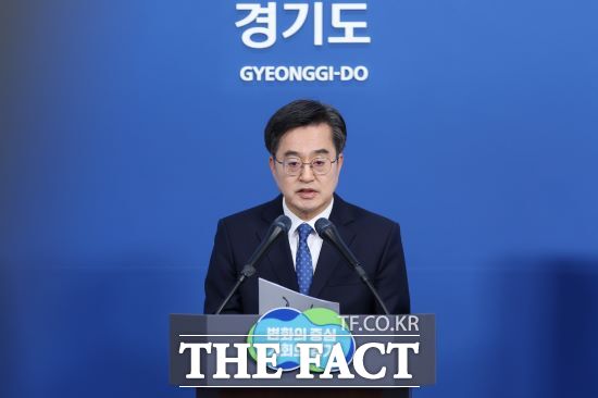 김동연 경기도지사가19일 경기도청 브리핑룸에서 기자회견을 갖고 KTX·SRT 경기북부 연장, 남부 반도체선 신설 등을 주요 내용으로 한 경기도 철도 기본 계획(2026~2035)을 공개했다./경기도