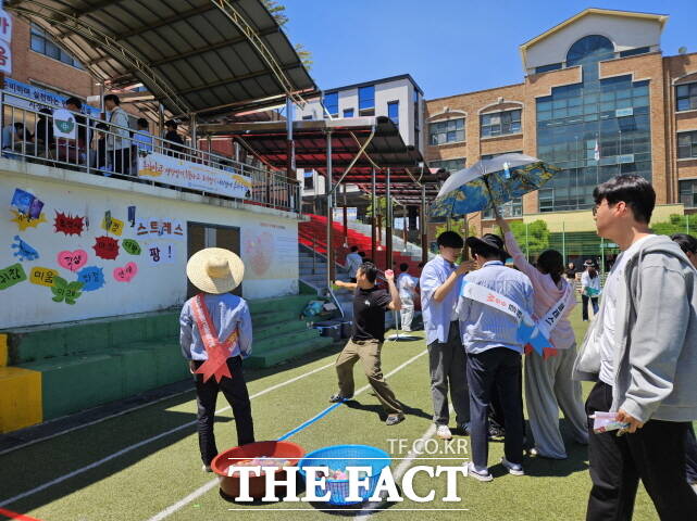 지난달 31일 충남도공주교육지원청 Wee센터가 영명고등학교 전교생을 대상으로 자살 예방 및 생명존중 관련 다양한 부스 체험을 운영하고 있다. /공주교육지원청