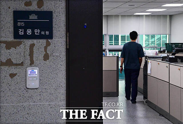 백범 김구의 증손자인 김용만 더불어민주당 의원은 광복의 의미가 담긴 815호을 배정받았다.