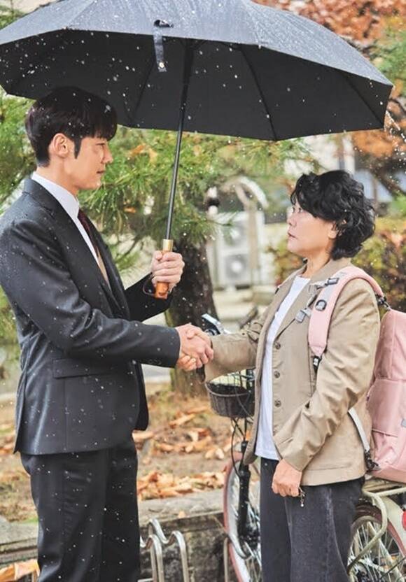 배우 이정은(오른쪽)은 JTBC 새 토일드라마 낮과 밤이 다른 그녀에서 최진혁과 묘한 티키타카를 만든다. /JTBC