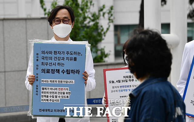 3일 전국보건의료산업노동조합(보건의료노조)이 여론조사 전문기관 서던포스트에 의뢰해 지난달 28~29일 국민 1000명을 대상으로 실시한 설문조사 결과 응답자의 85.6%가 의사들이 집단행동을 중단하고 환자 곁으로 돌아가야 한다고 답했다. 집단행동을 지지한다는 응답은 12%에 불과했다. /박헌우 기자