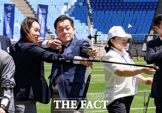 3일 수원월드컵경기장 주경기장에서 열린 ‘수원 2024 아시아컵 국제양궁대회’ 개막식에서 이재준 수원시장이 시궁하고 있다.